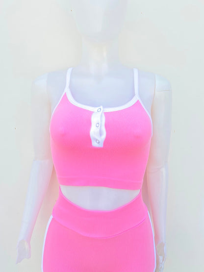 Conjunto JULIA BY LOVE J Original legging y top en color rosado con manga de tiros y detalle al frente en color blanco.