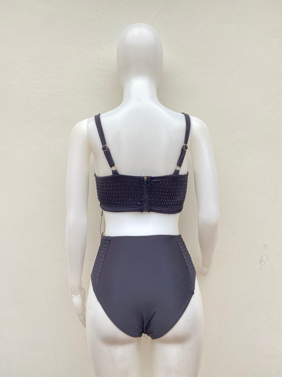 Biquini, negro con top estilo corset y tirantes ajustables.