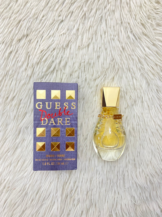 Perfume Guess Original Double Dare, Azul marino con cadena dorada.