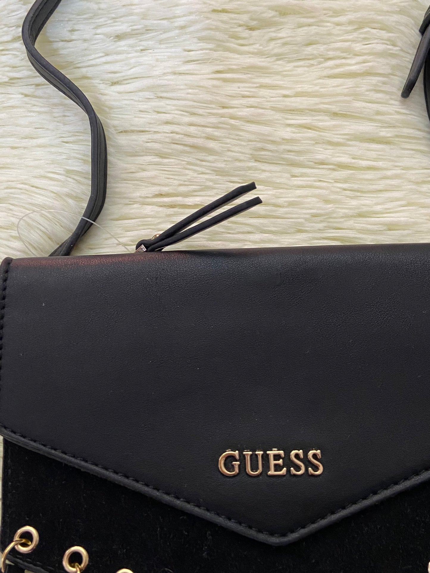 Cartera GUESS original, negra con tirantes colgantes y placa  GUESS en color dorado.