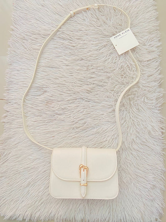 Cartera/ Crossbody ANNE KLEIN original, Blanca con detalles en dorado y letras de la marca atrás.