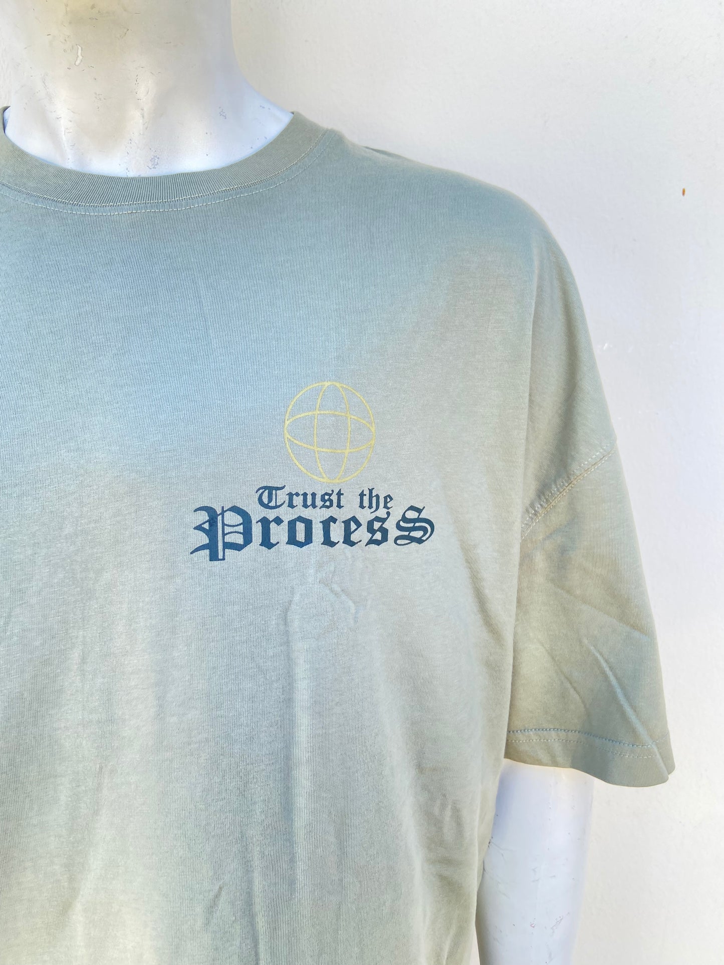 T-shirt, verde oliva con estampado ángel en la parte trasera.