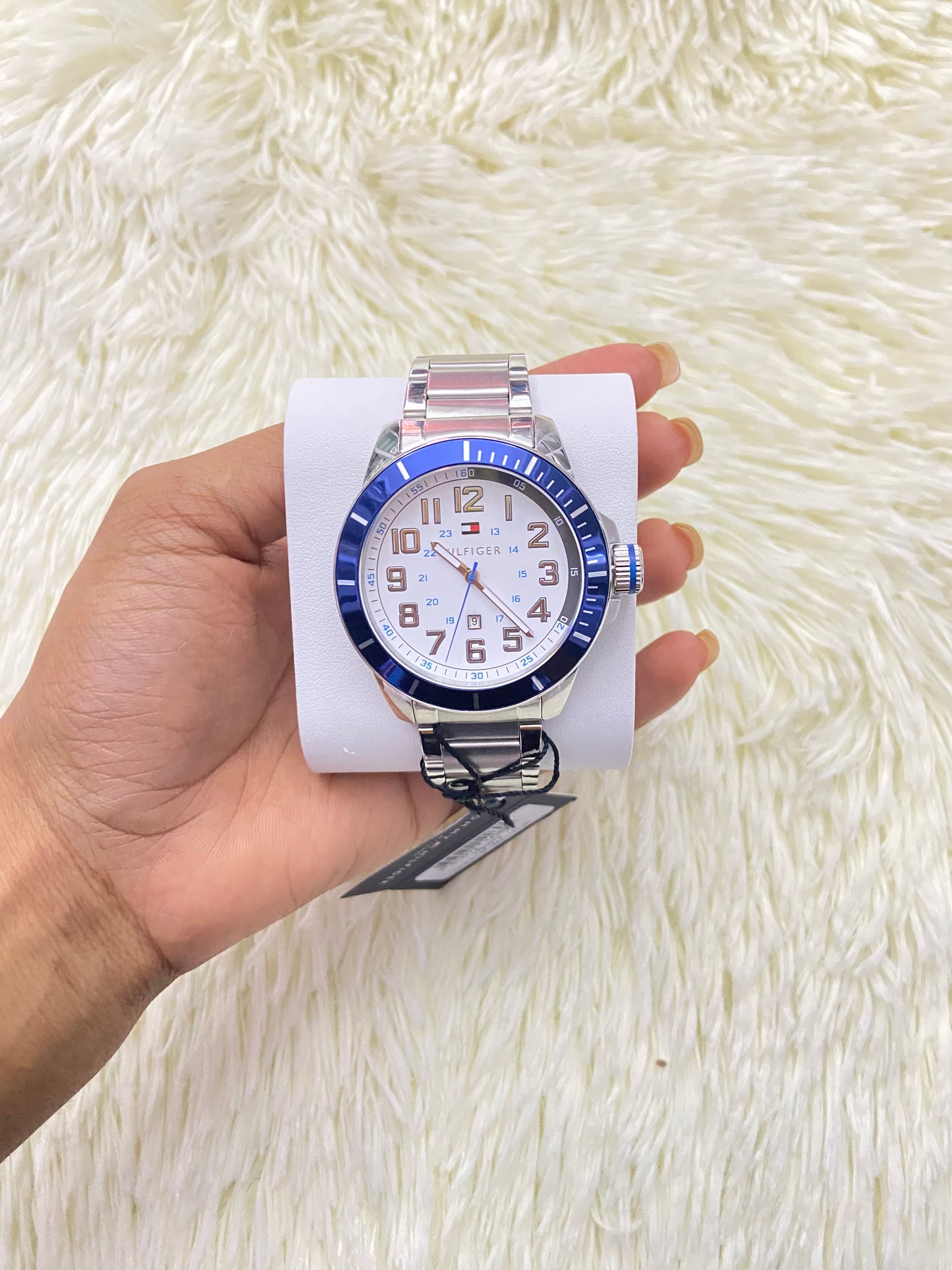 Reloj TOMMY HILFIGER original, cara 46mm plateado con fondo en color  blanco con azul y manecillas en color blanco.