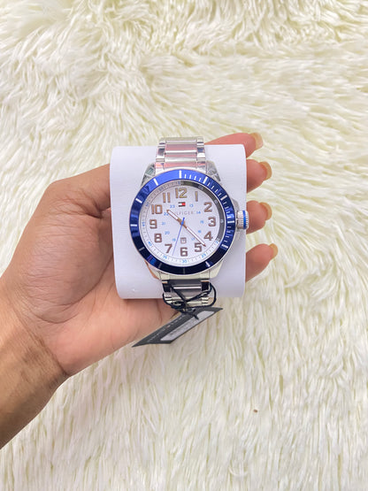 Reloj TOMMY HILFIGER original, cara 46mm plateado con fondo en color  blanco con azul y manecillas en color blanco.