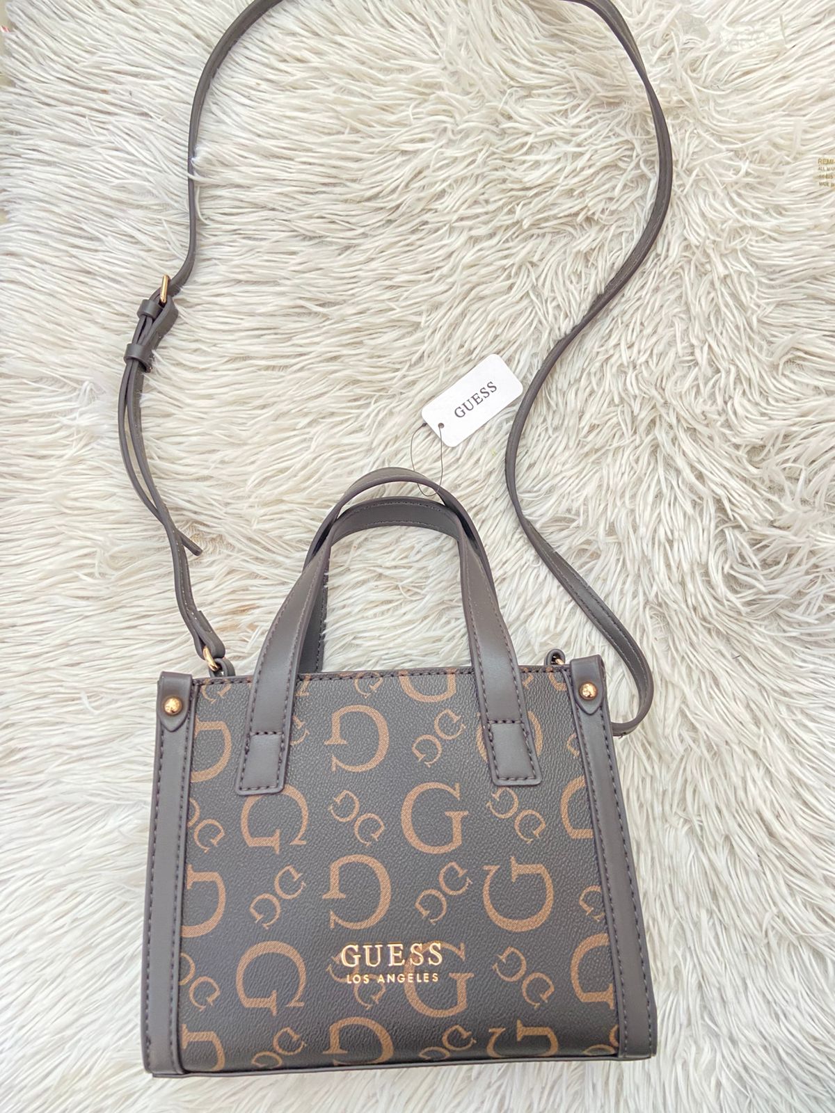 Cartera GUESS original Cartera GUESS – Estilo Iconic Mini Tote ✨

✔ Diseño con el clásico logo G en tono dorado
✔ Correa ajustable + asas dobles par
