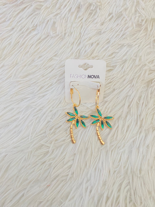 Aretes Fashion Nova original, dorado y verde con diseño de palmera.