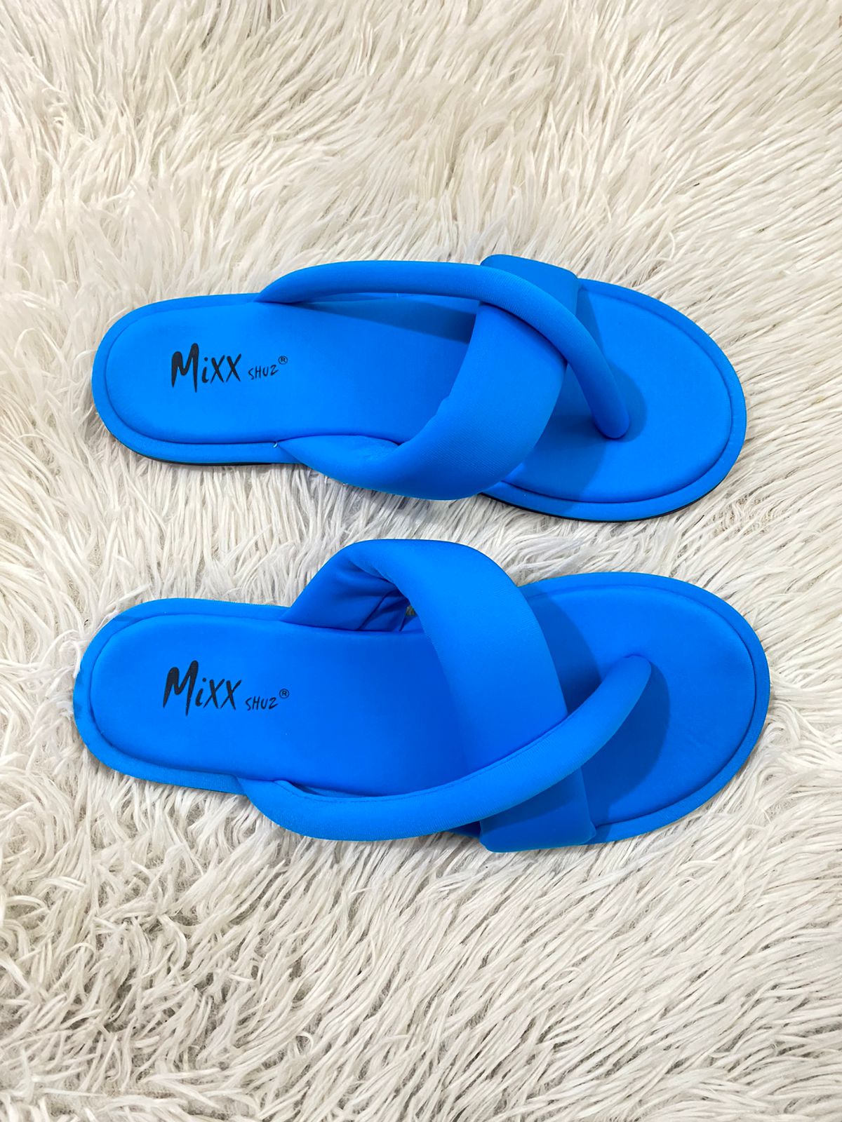 Sandalias MIXX original azul con correa cruzadas.