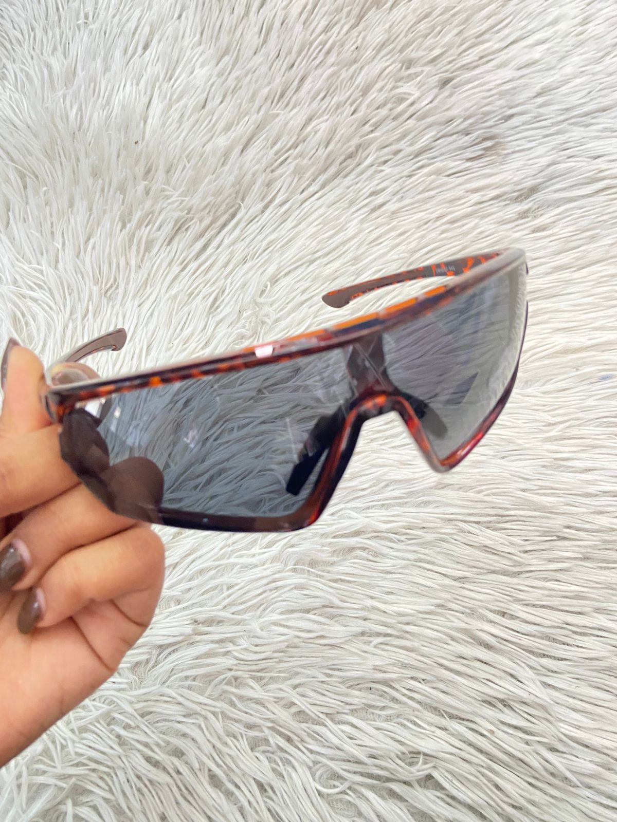 Lentes, negro con micas en color negro y montura en rojo vino con estampado de animal print.