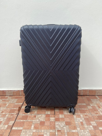 Maleta TAHARI Original, en negra. Material ABS resistente al agua.  Asa telescópica ajustable. Interior con doble compartimento