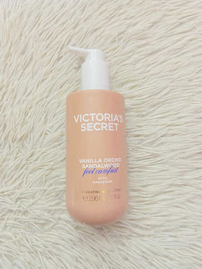 Crema Victoria’s Secret Original, Vainilla Orchid enriquecida con Magnesio, Manteca de Karité y Aceite de Coco para un cuidado completo de tu piel.
