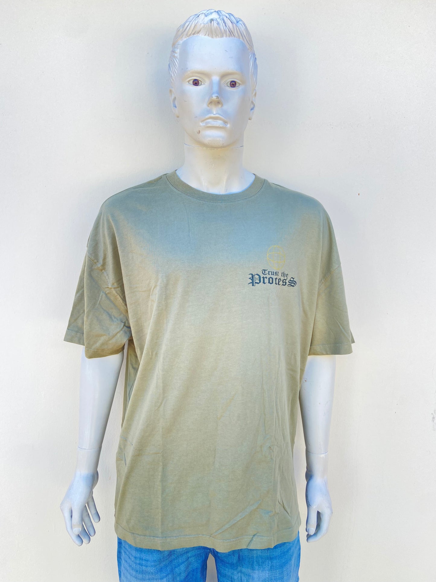 T-shirt, verde oliva con estampado ángel en la parte trasera.