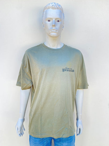 T-shirt, verde oliva con estampado ángel en la parte trasera.