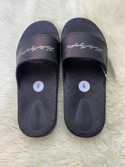 Sandalias KARL LAGERFELD original, negra con letras de la marca en cursiva.