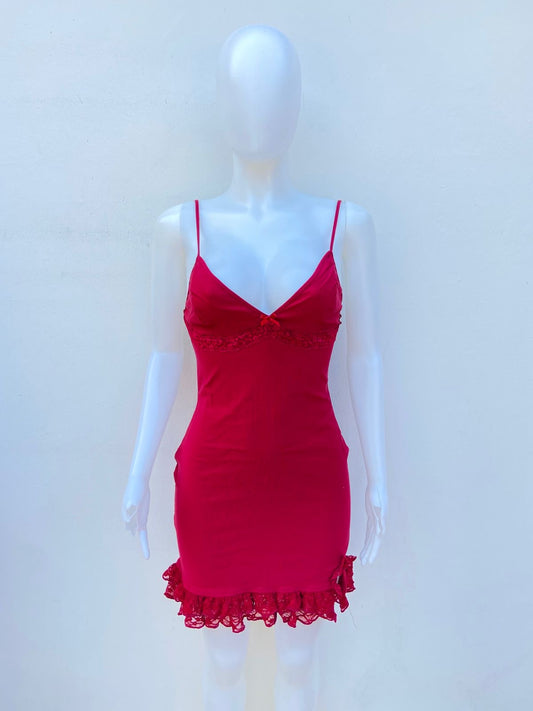 Vestido Rojo vino con lazo en el medio y detalles de buelos en la parte baja del vestido