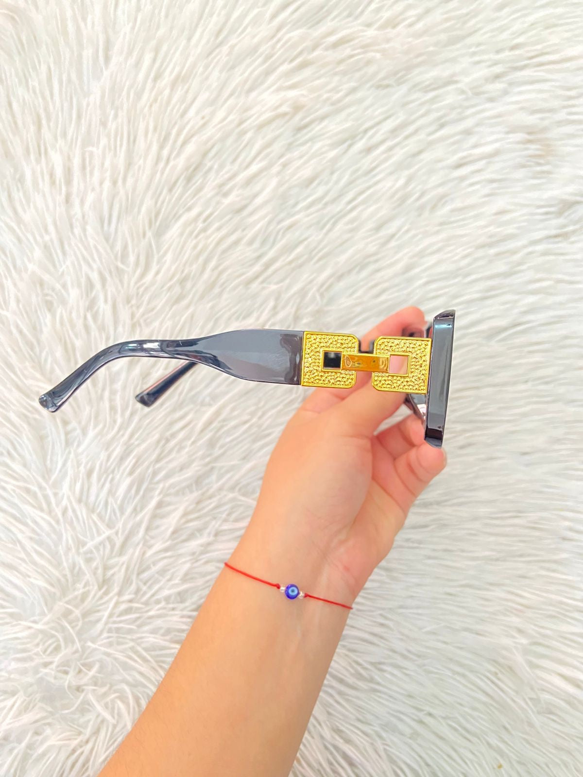 Lentes negros con detalles dorados atras, cuadrados y micas oscuras