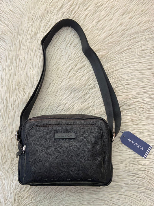 Cartera/Crossbody NAUTICA Original en color negra entera con placa de la marca al frente, doble compartimiento y correa ajustable.