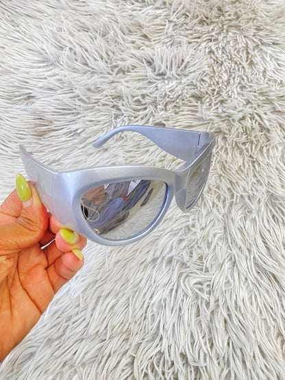 Lentes diseñados con protección UV 100-400 para proteger tu visión. Plateado, con micas plateada efecto espejo.