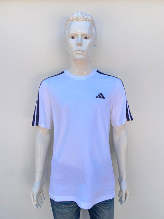 T-shirt ADIDAS original, blanco con líneas en los hombros y logotipo de la marca al frente en color negro, 100% algodón.