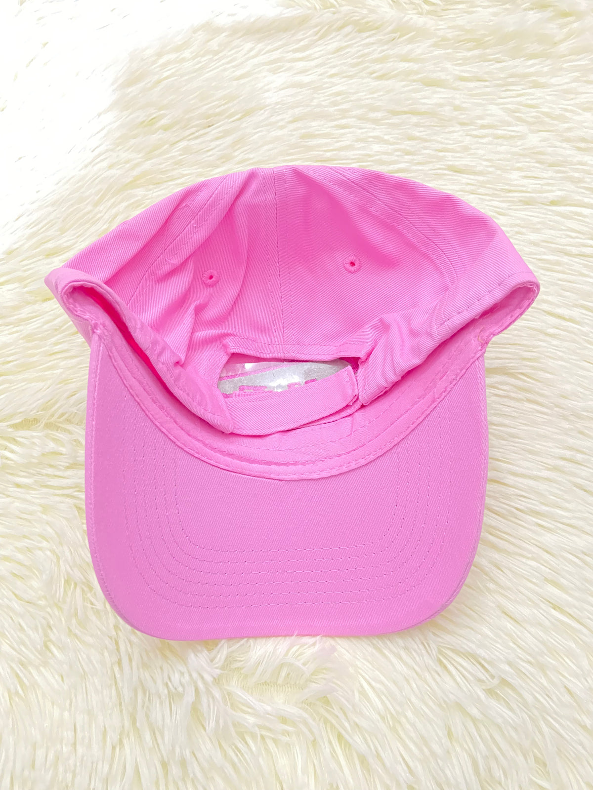 Gorra, rosada con letras DOLL FACE ( cara de muñeca).