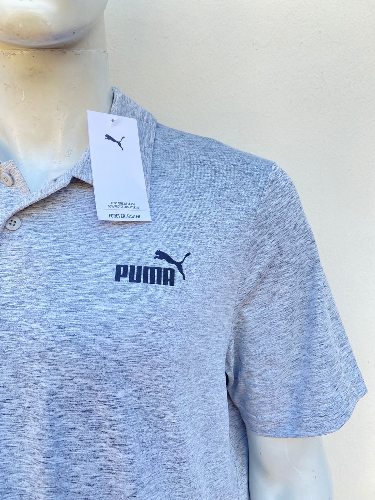 Polocher PUMA Original, en color gris con logotipo de la marca al frente en color negro.