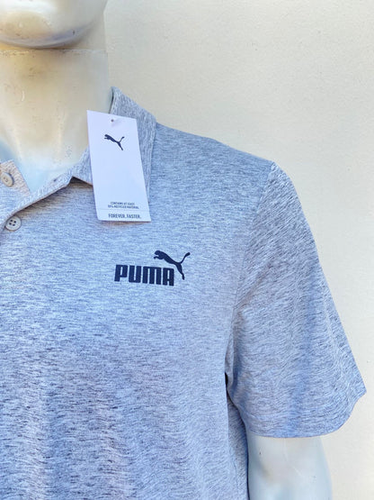 Polocher PUMA Original, en color gris con logotipo de la marca al frente en color negro.