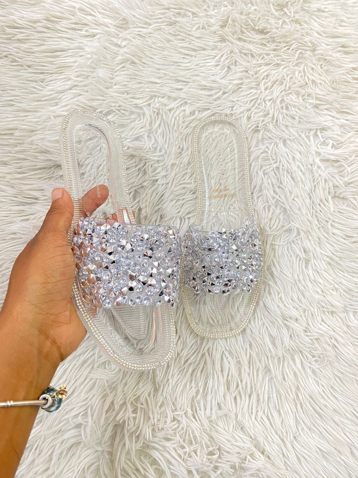 Sandalias WILD DIVA original transparente con diamantes en frente.