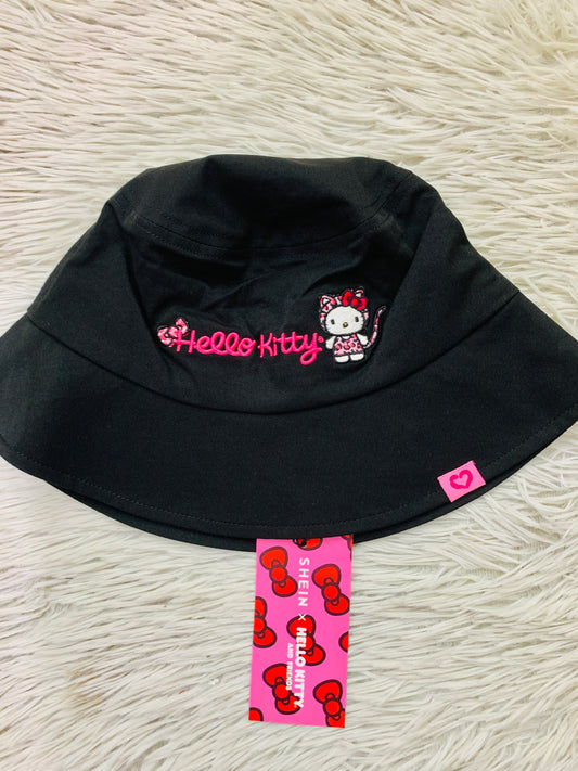 Gorro negro de Hello Kitty con logotipo del nombre en color rosa