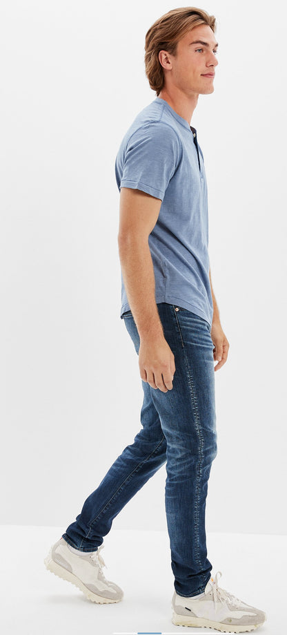 Pantalón Jean American Eagle original azul marino liso, con pequeño rasgado debajo del bolsillo, ATHLETIC SKINNY AIRFLEX + TEMP TECH