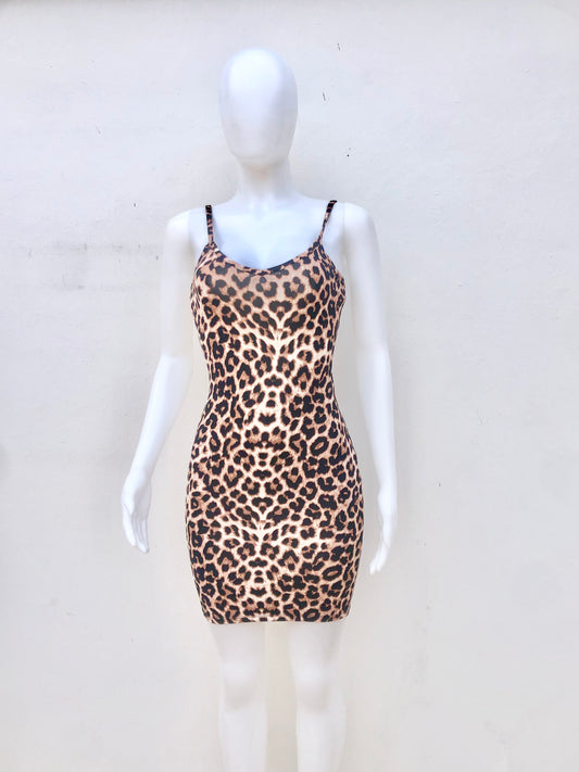 Vestido marrón con estampado de animal print, leopardo.