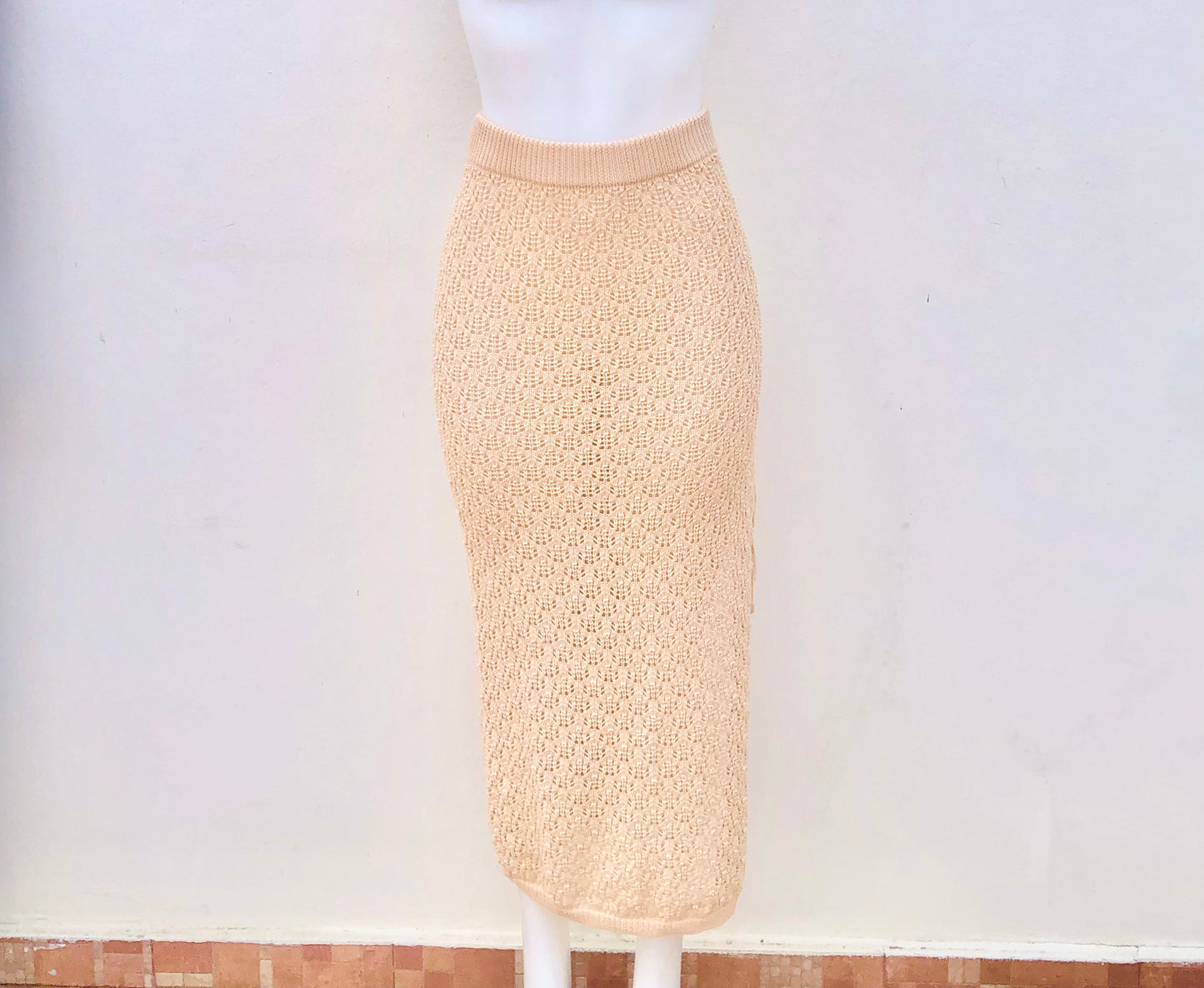 Falda crema, estilo crochet, con un abierto de lado.