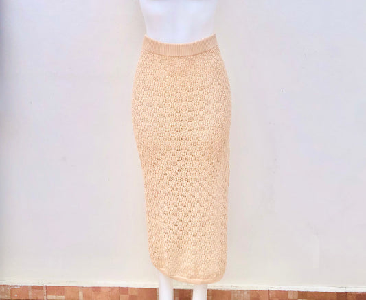 Falda crema, estilo crochet, con un abierto de lado.