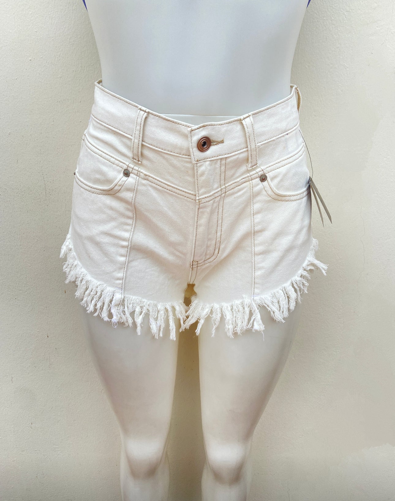 Short Fashion Nova original blanco hueso con ruedo destruido.