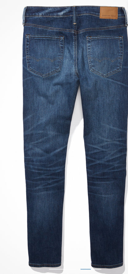 Pantalón Jean American Eagle original azul marino liso, con pequeño rasgado debajo del bolsillo, ATHLETIC SKINNY AIRFLEX + TEMP TECH