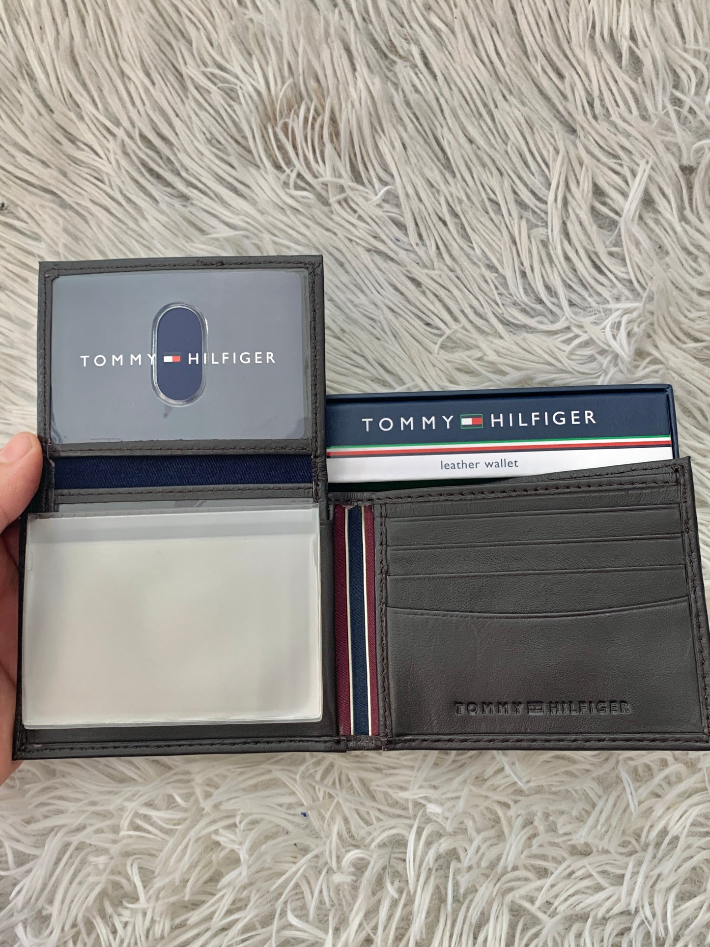 Billetera Tommy Hilfiger original marrón súper oscuro con letras HILFIGER al lado.