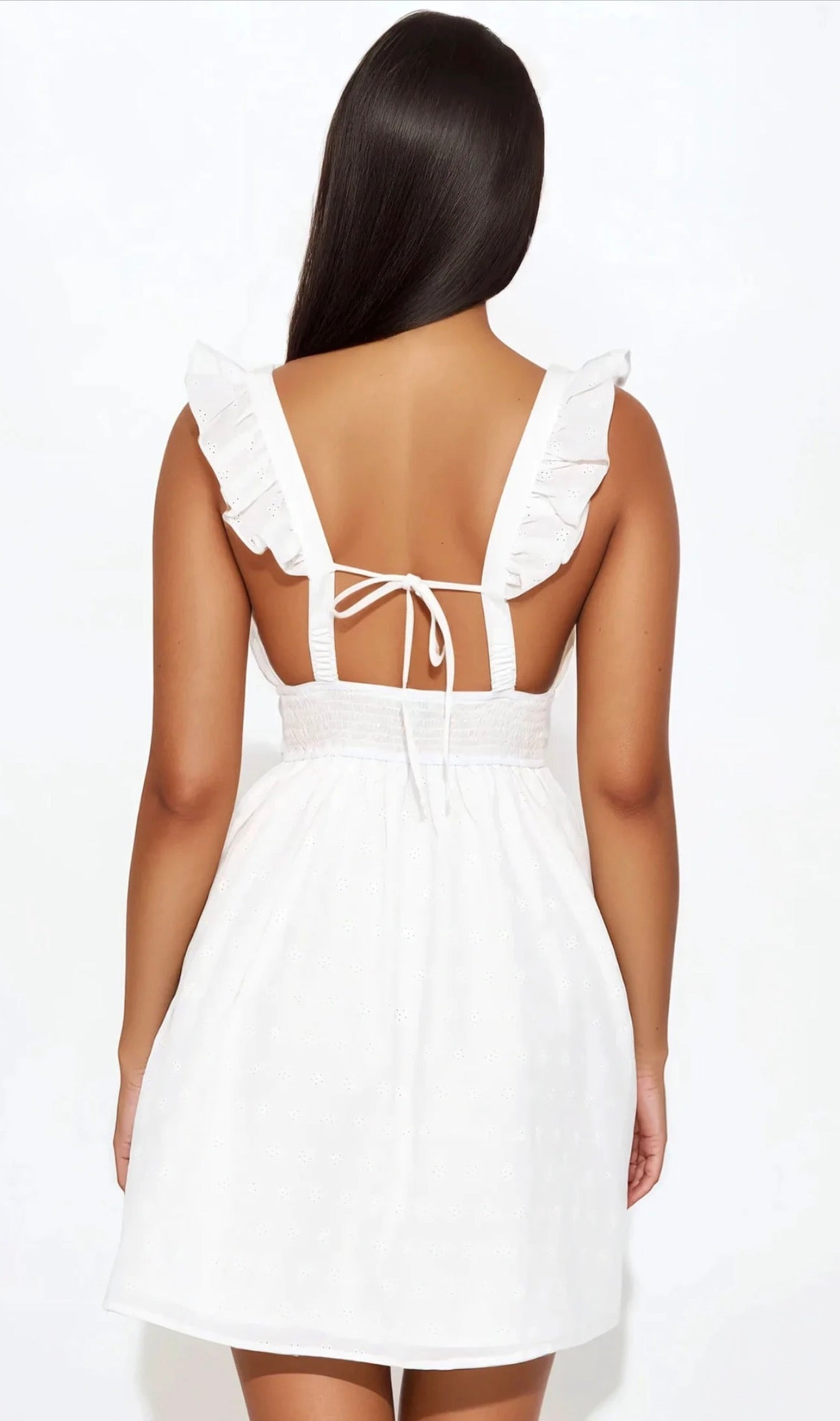Vestido HAUTE MONDE original, blanco con vuelos en las magas y bordado de flores.