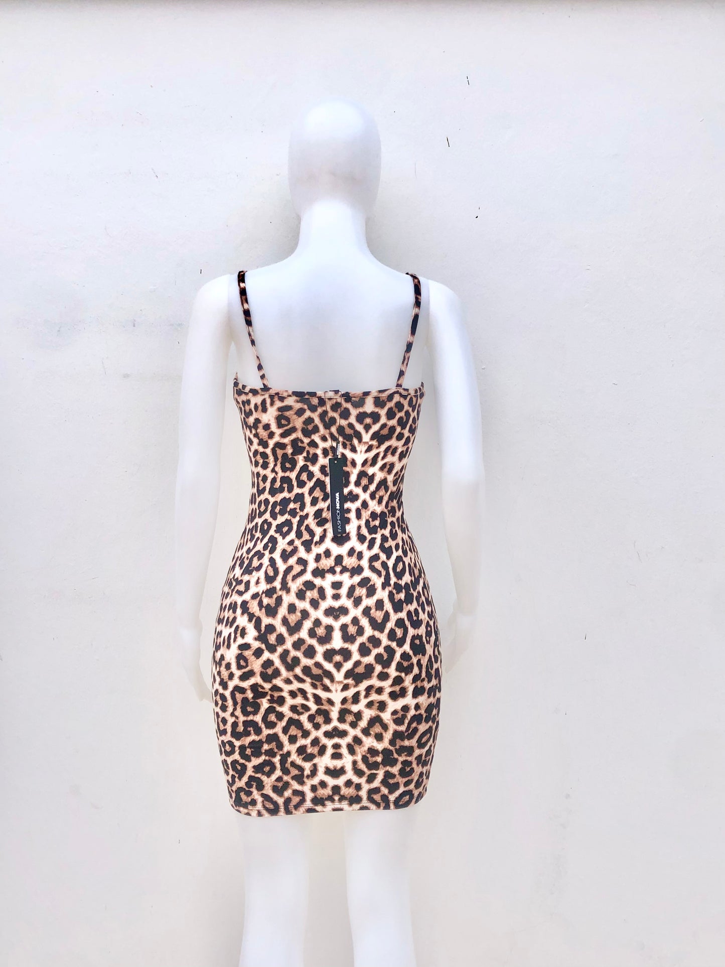 Vestido marrón con estampado de animal print, leopardo.