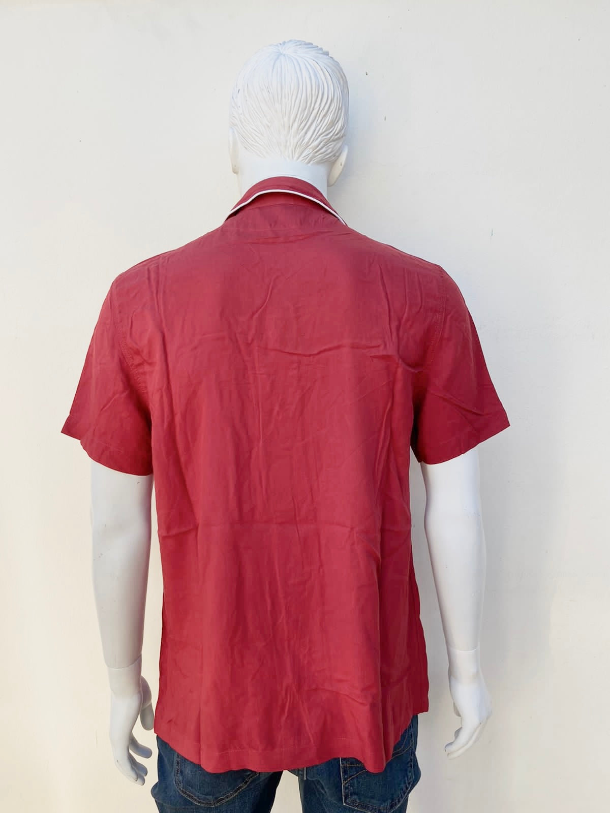 Camisa Fashion Nova rojo vino con costura en hilo blanco SHORT SLEEVE