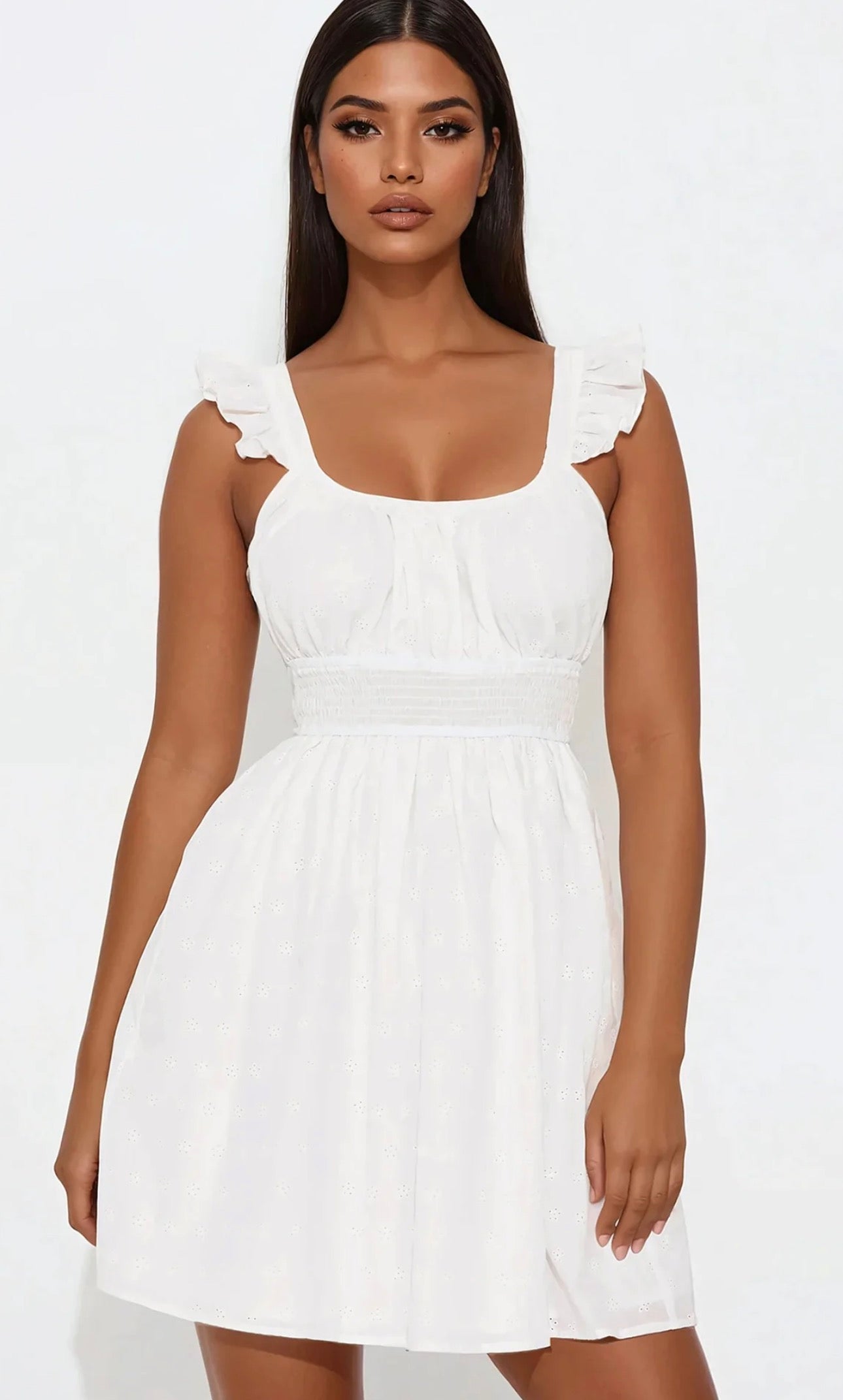 Vestido HAUTE MONDE original, blanco con vuelos en las magas y bordado de flores.