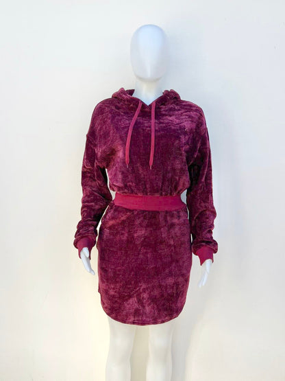 Vestido en color borgoña con gorro ( burgundy) ( rojo vino ).