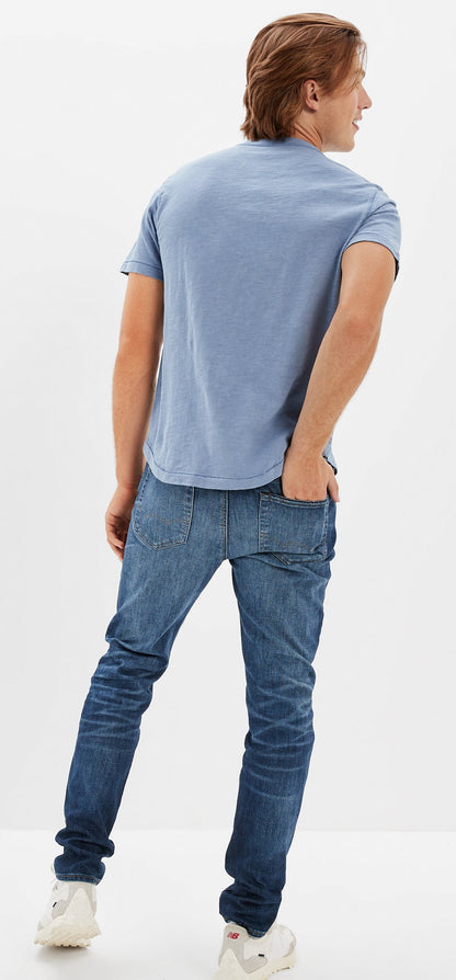 Pantalón Jean American Eagle original azul marino liso, con pequeño rasgado debajo del bolsillo, ATHLETIC SKINNY AIRFLEX + TEMP TECH
