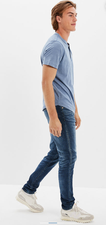 Pantalón Jean American Eagle original azul marino liso, con pequeño rasgado debajo del bolsillo, ATHLETIC SKINNY AIRFLEX + TEMP TECH