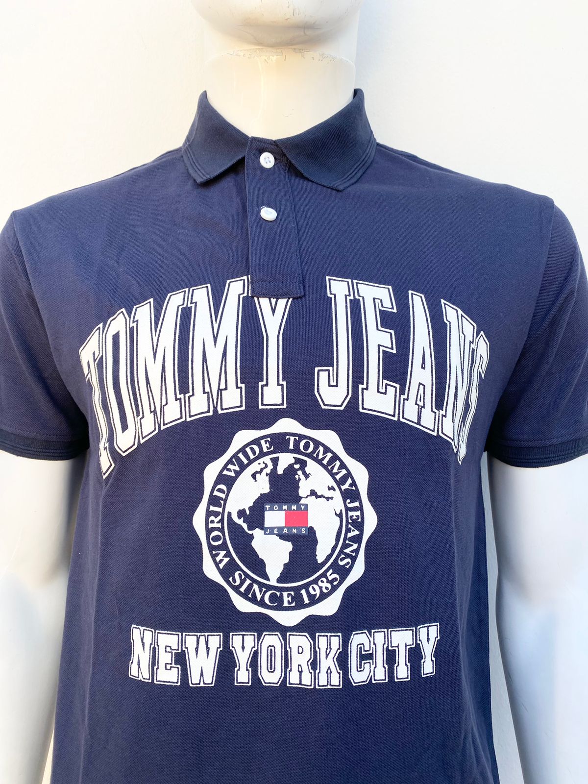 Polocher Tommy Hilfiger original azul marino con letras TOMMY JEANS en blanco.