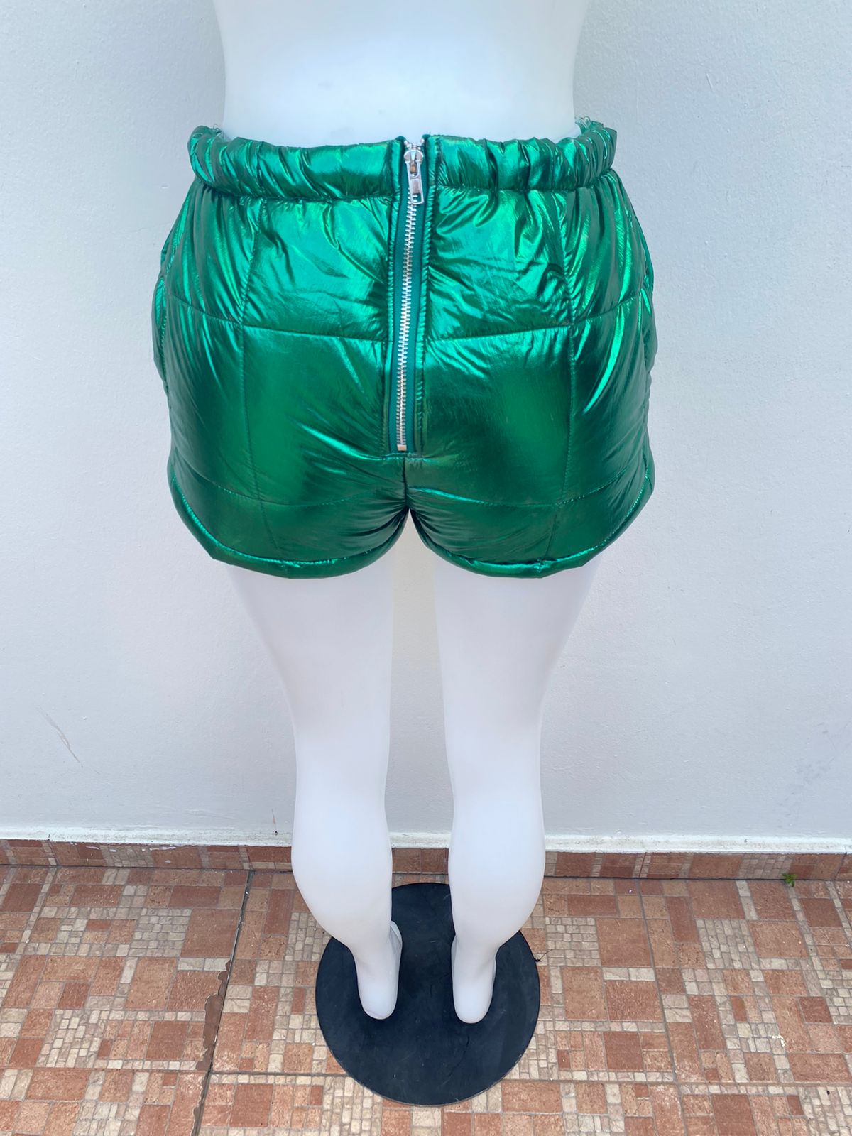 Short Fashion Nova original verde, impermeable, con lazo ajustable.
