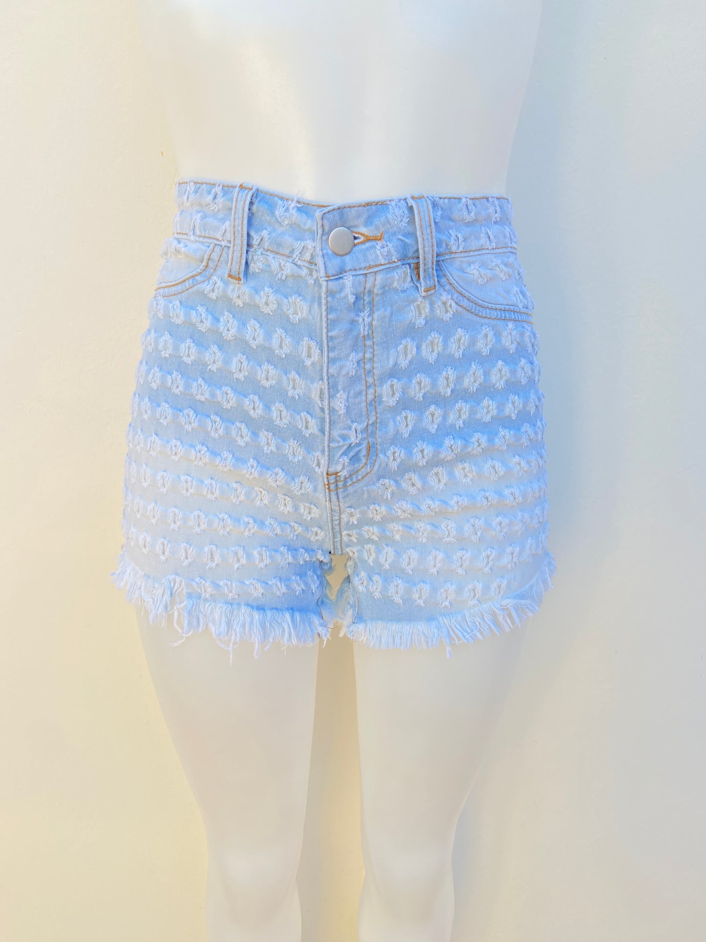 Short Fashion Nova original azul claro con ruedo destruidos y estilo desgastado.