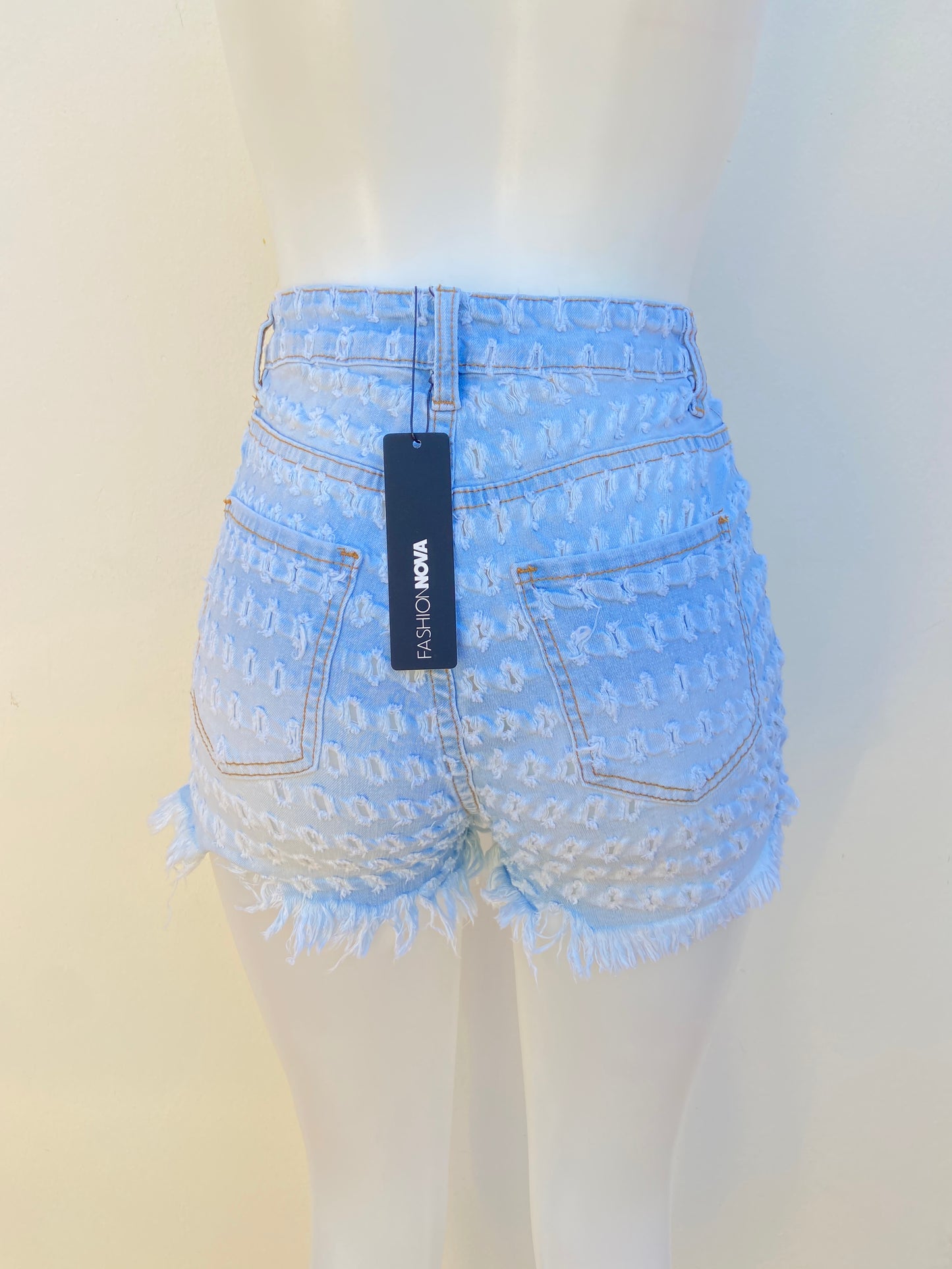 Short Fashion Nova original azul claro con ruedo destruidos y estilo desgastado.