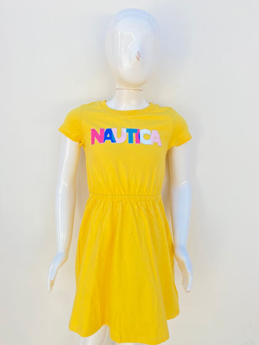 Vestido Nautica original amarillo con letras NAUTICA en colores pasteles.