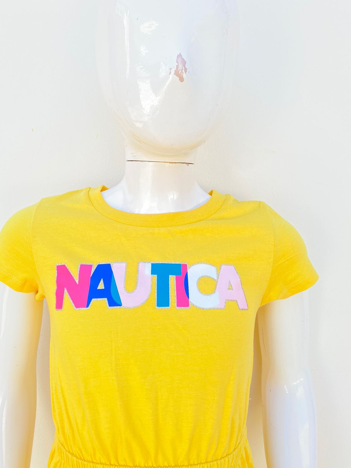 Vestido Nautica original amarillo con letras NAUTICA en colores pasteles.