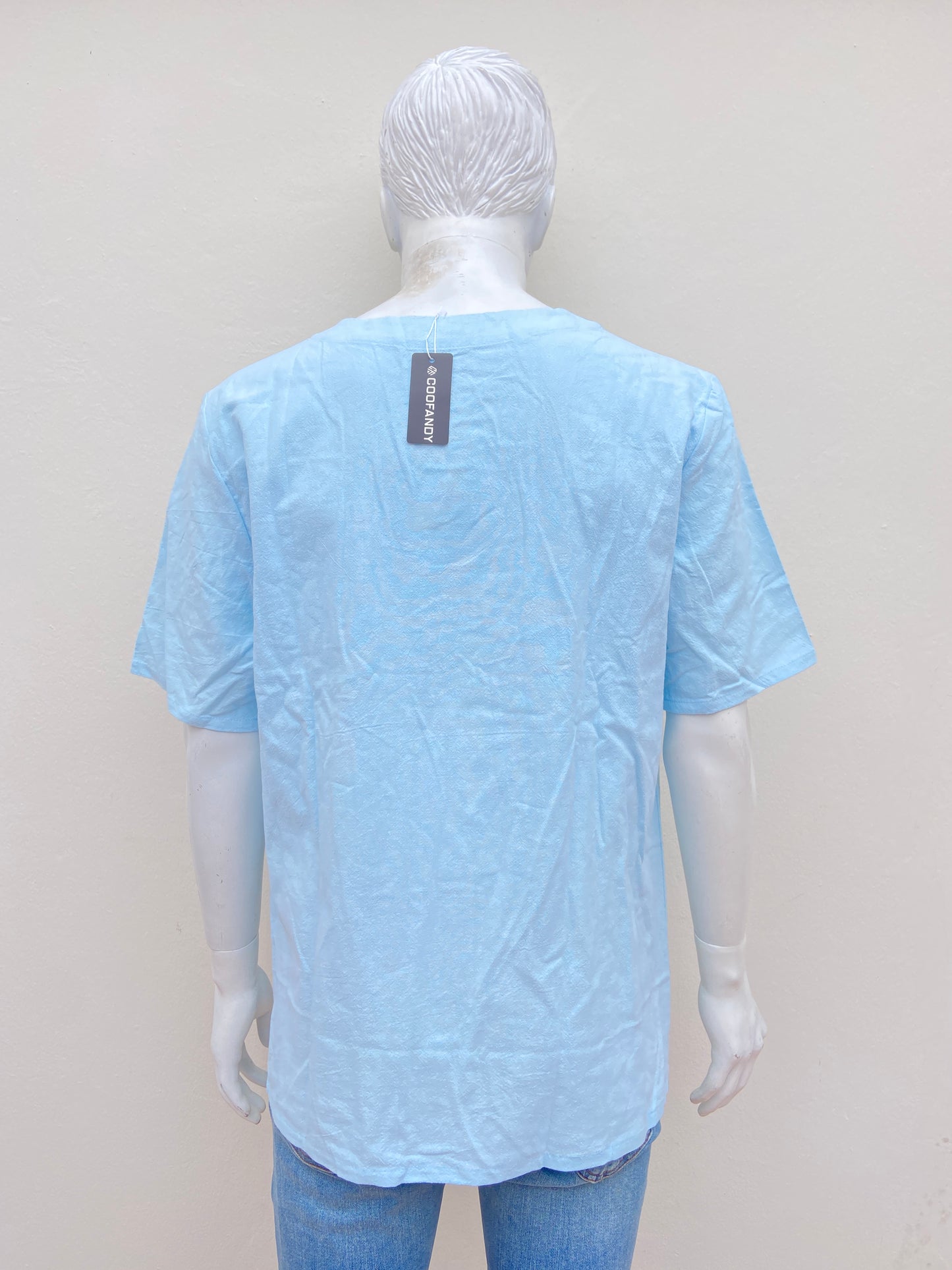 Camisa COOFANDY original azul cielo con lazos ajustables en frente.