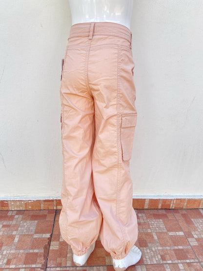Pantalon FOREVER 21 Original en color pasado apagado (OATMEAL)  con varios botones y bolsillos y pretinas abajo