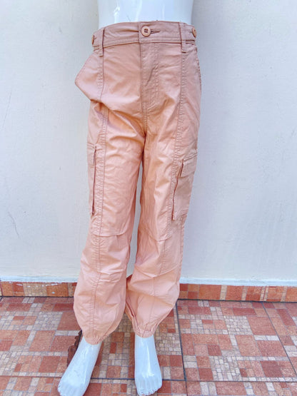 Pantalon FOREVER 21 Original en color pasado apagado (OATMEAL)  con varios botones y bolsillos y pretinas abajo
